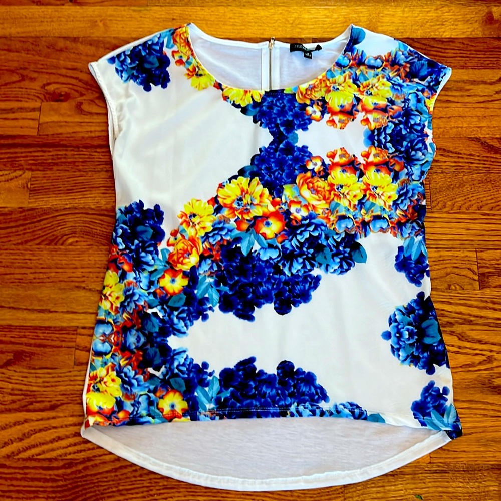 NWT Notations top.White&floral. Excellent condition.Soft&comfortable.scoopneck